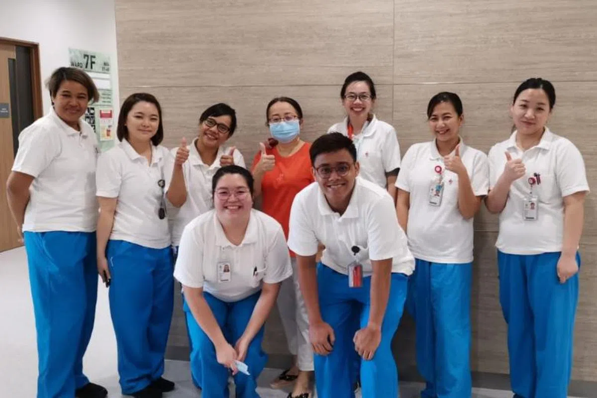  张女士（橙衣者）是我国第15个2019冠状病毒疾病（COVID-19）确诊病例，她在2月16日出院并与国家传染病中心医护人员合影。（张女士提供） 