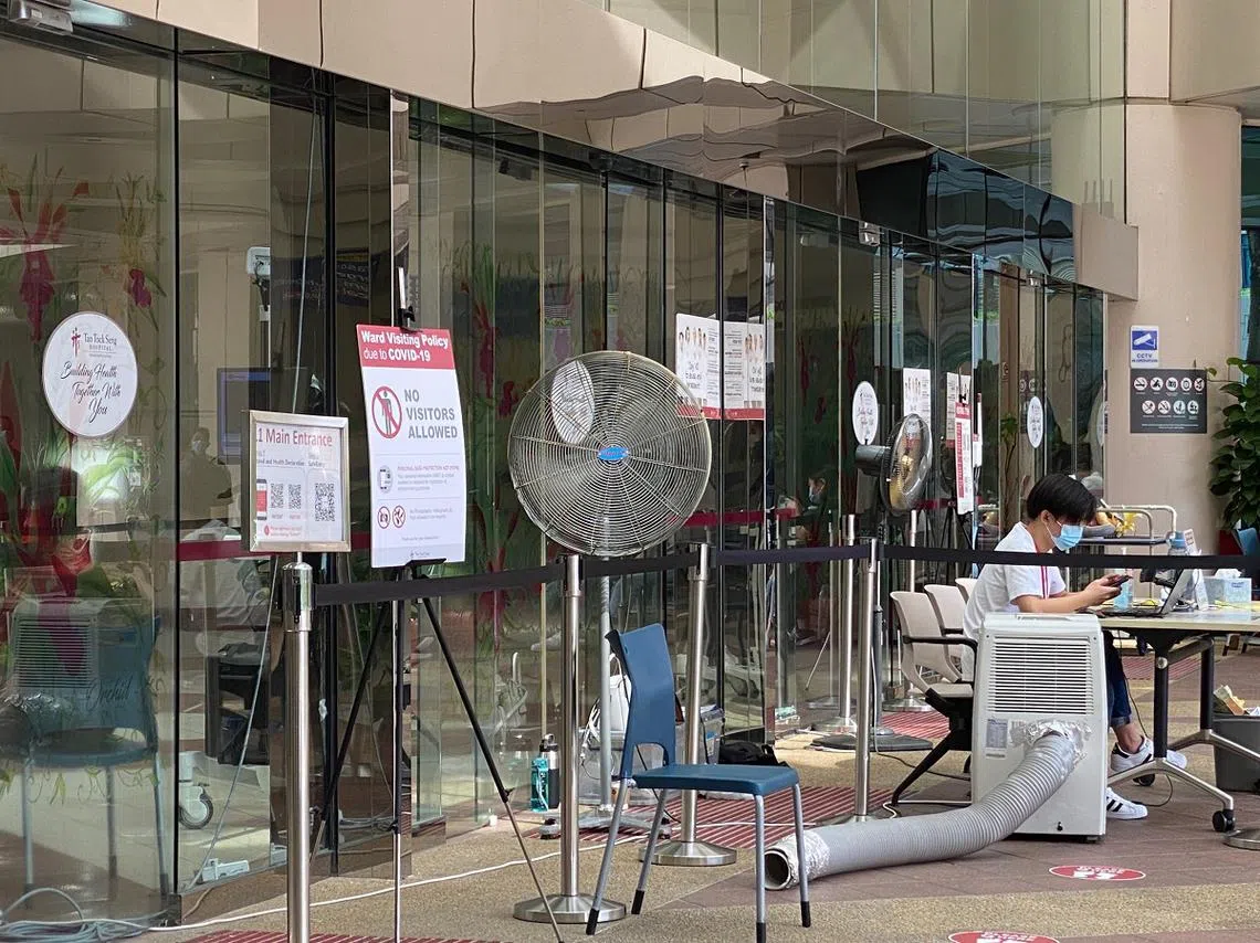 出现感染群的陈笃生医院，上周已经不允许访客进入病房，直至另行通知。过去两周曾到访陈笃生医院的人，也从5月1日起，不准到其他医疗机构探病，除非是特殊情况。不过，需要治疗的病患还是可以去求医。陈笃生医院的医护人员也得暂停到其他医疗机构看病。（海峡时报）