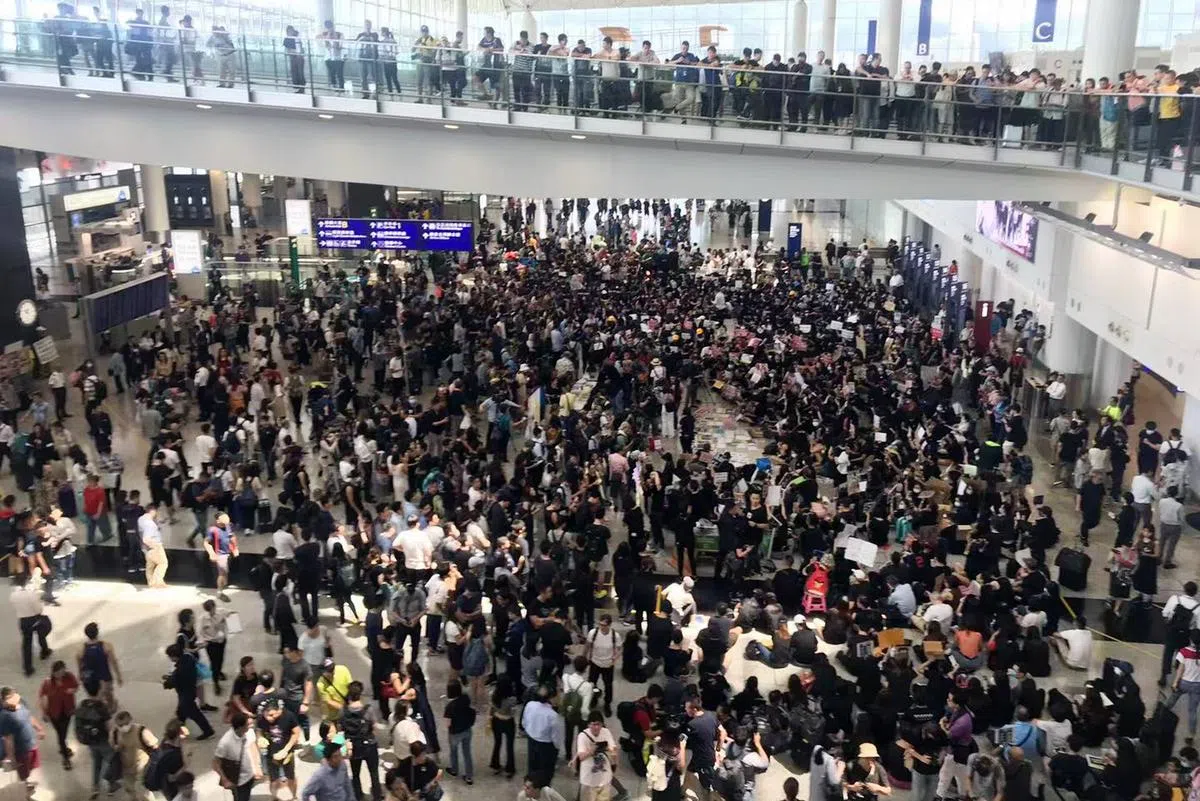  香港国际机场接机大堂一早已挤满大批市民。（联合早报） 