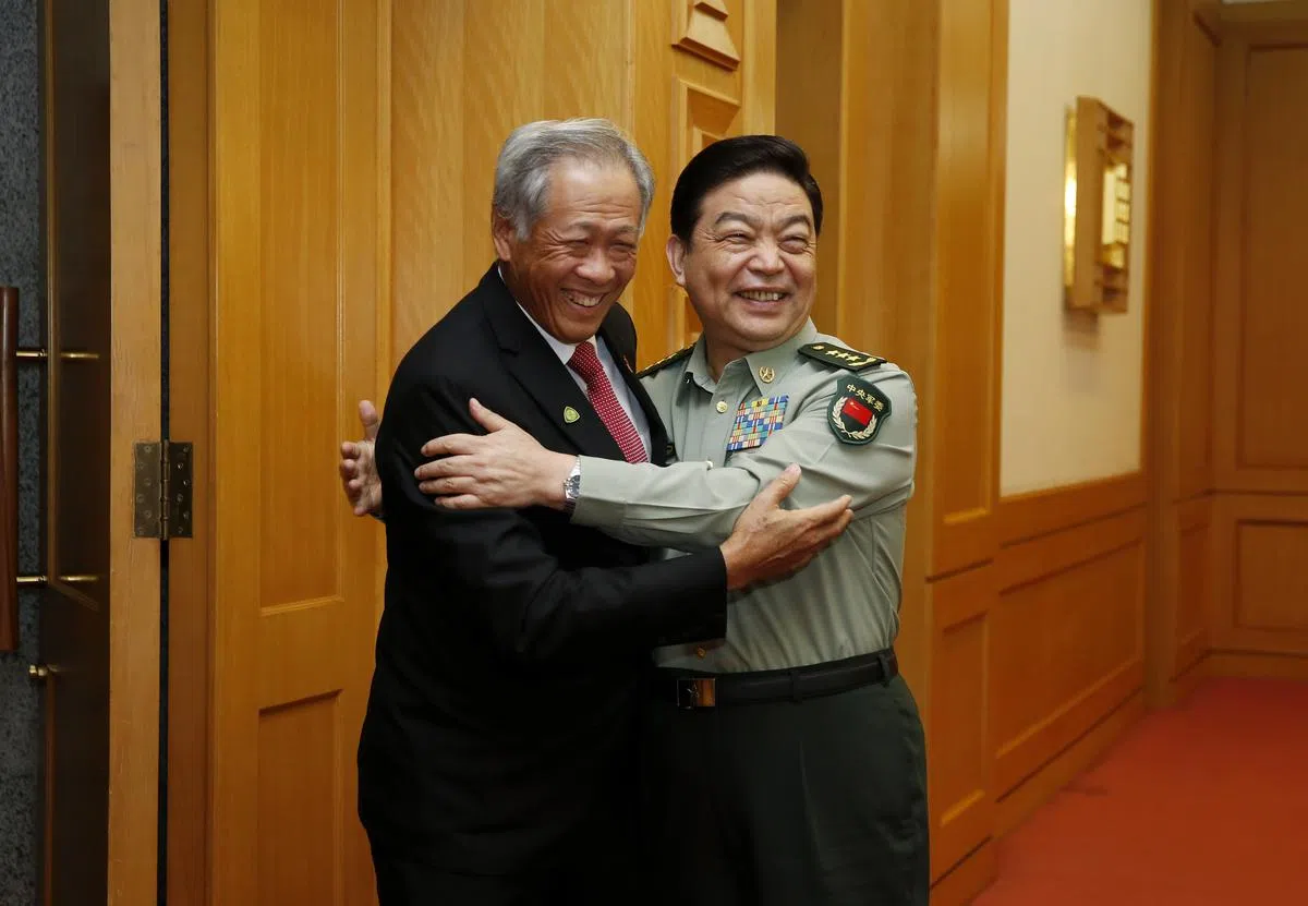  黄永宏部长（左）在北京与中国国防部长常万全热情拥抱。（互联网） 