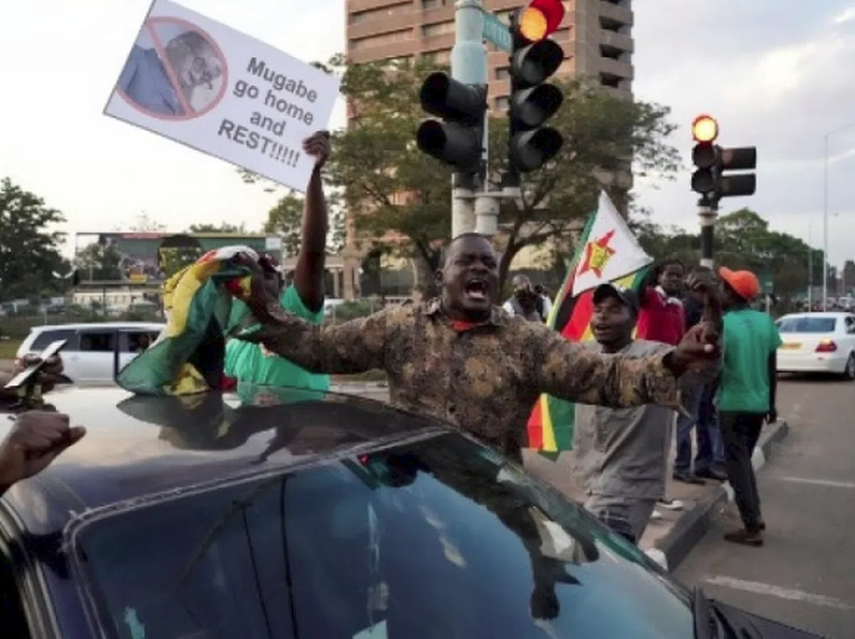  听到穆加贝辞职的消息后，不少津巴布韦民众走上街头开始庆祝。（法新社） 