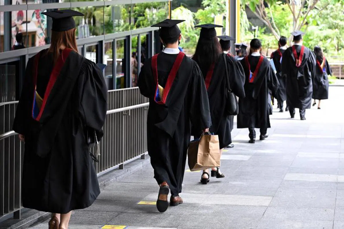 接种完追加剂就像是大学毕业一样，让人体能更好地武装自己，面对病毒的挑战。（示意图，海峡时报）