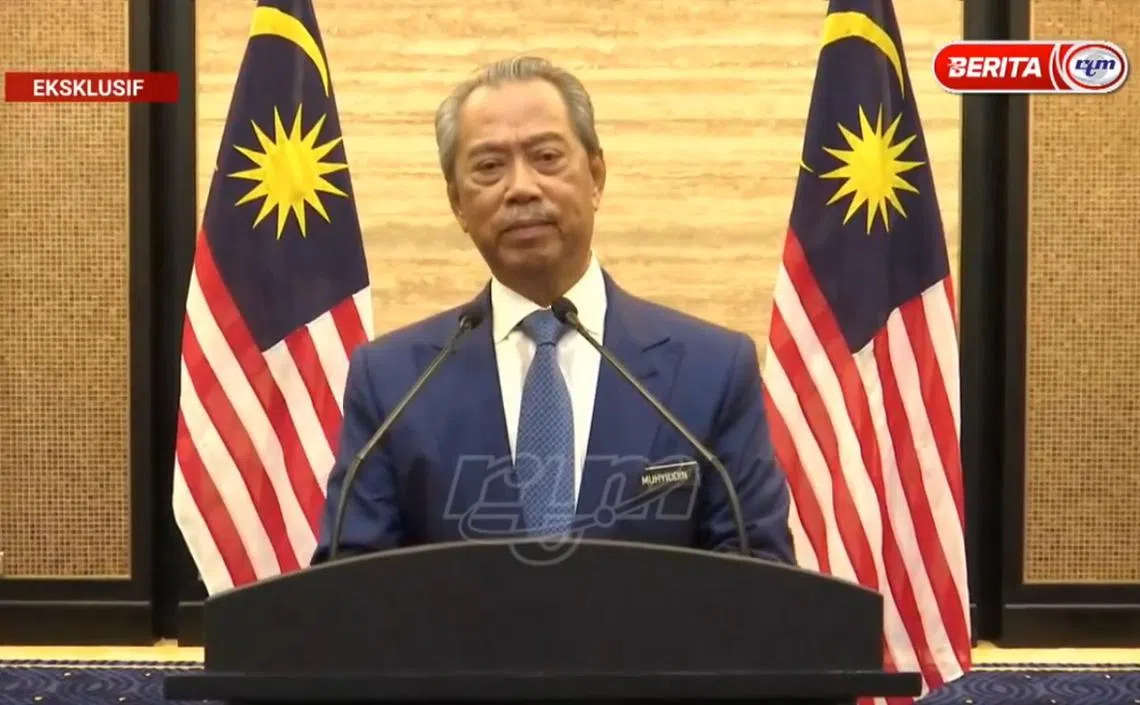 马来西亚第八任首相慕尤丁昨天首次发表电视公开演讲，要求马国选民给他领导的政府一个机会来证明自己。（慕尤丁面簿视频截图）