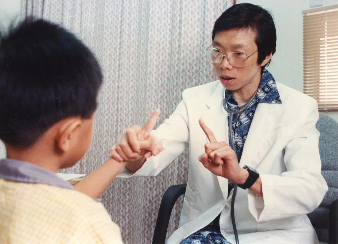 1993年，李玮玲医生在陈笃生医院担任儿科神经科医生时，为一名儿童病患诊治。（海峡时报）