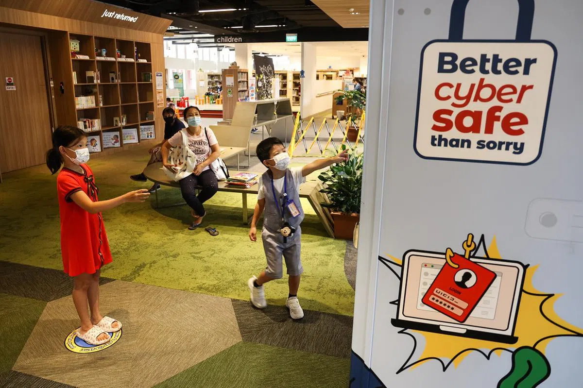 图书馆也安装游戏机，让儿童透过有趣的互动方式学习网络安全知识。（联合早报）