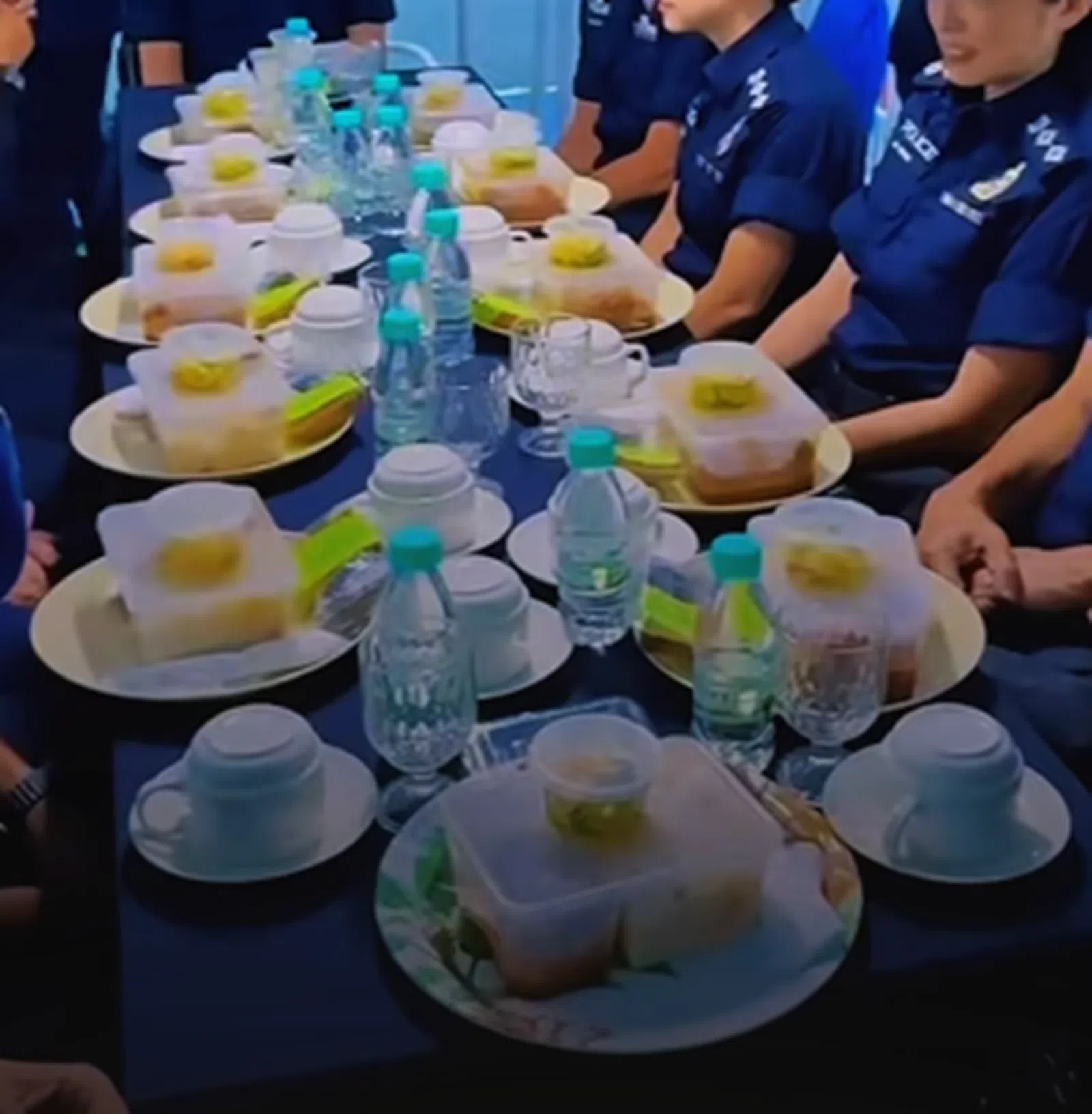 蚁粉有没有注意到，桌子上并没有提供刀叉和汤匙？