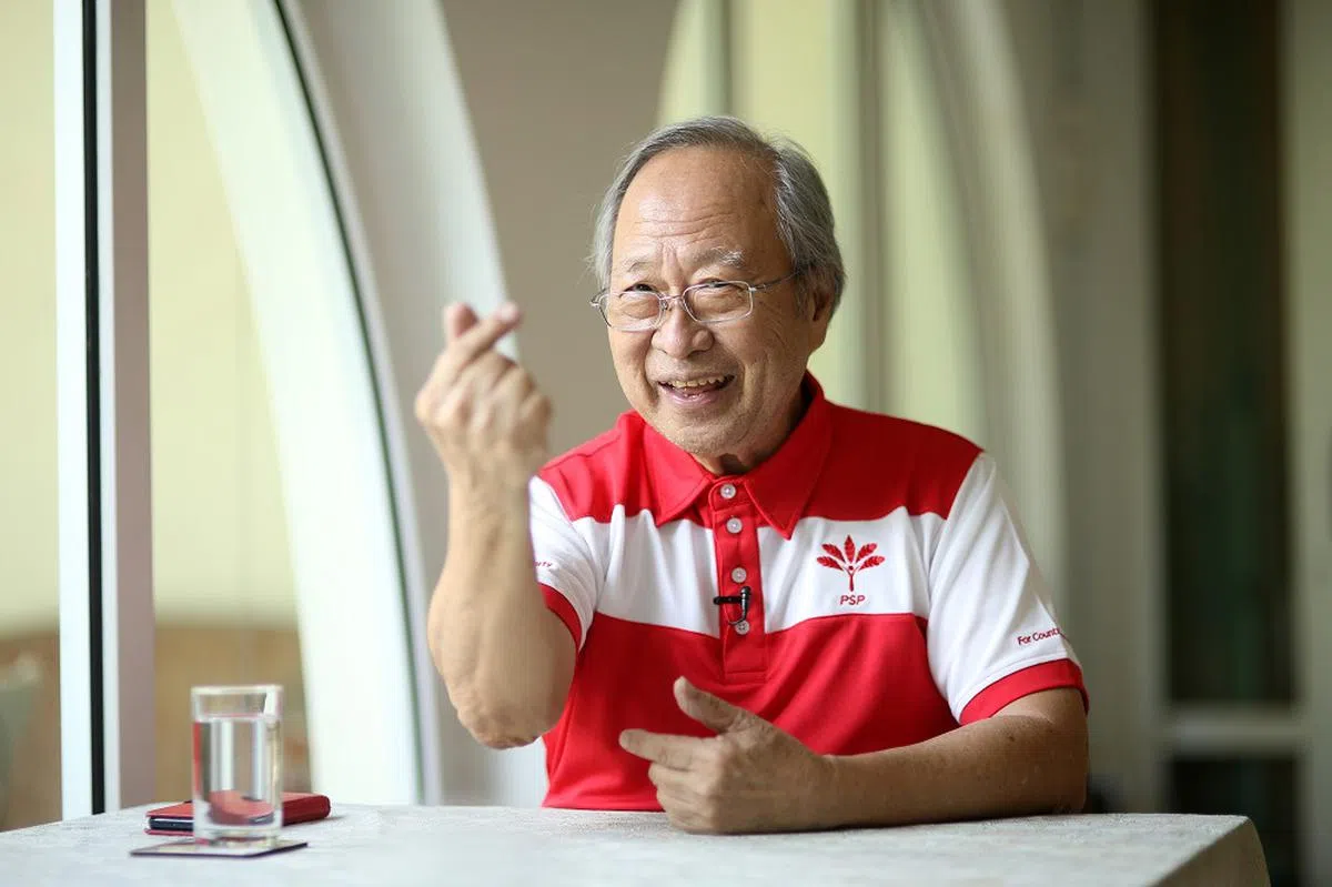 陈清木经常在社媒上展现幽默风趣的一面，一招“手指爱心”虏获不少年轻选民的心。（联合早报）