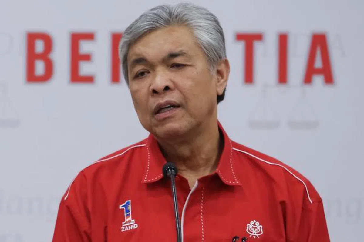  面对退党潮，巫统阿末扎希终究得屈服，被迫交出党主席的位子。（星报） 