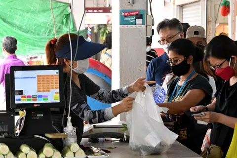 通膨不见好转，政府宣布一系列措施，帮助国人应付物价上涨。（海峡时报）