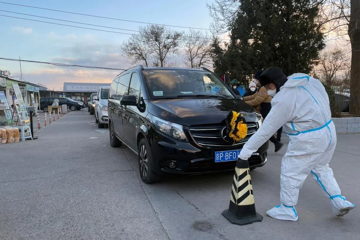 中国一些殡仪馆外的灵车数量明显多于正常状况。（路透社）