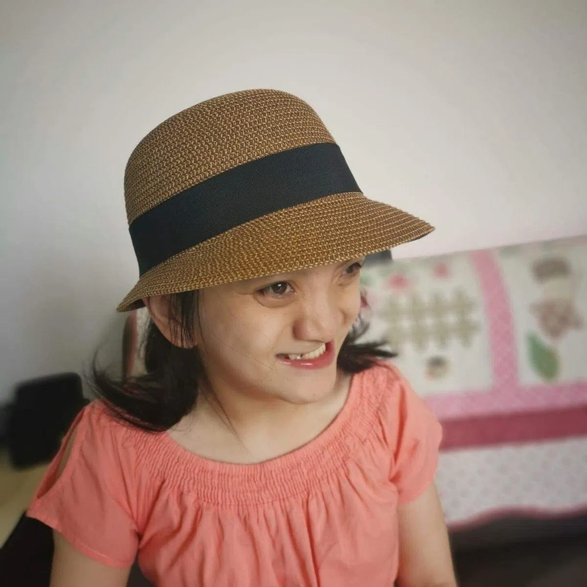 郭秋华的女儿洪敏（28岁）有多重残疾。（郭秋华提供）