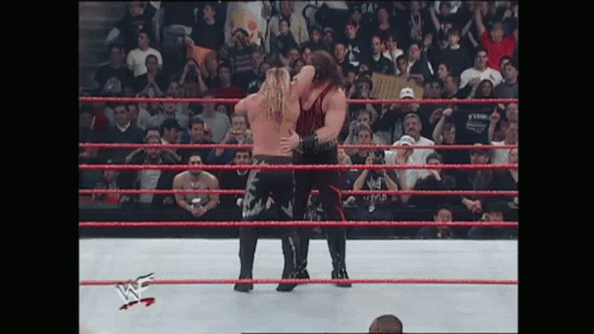 被“Chokeslam”的受害者按理是要背部着地，但我们没有专业技巧，又无适当缓冲，为了安全起见，当然只能“做半套”，配合跳起来后用双脚着地。（互联网）