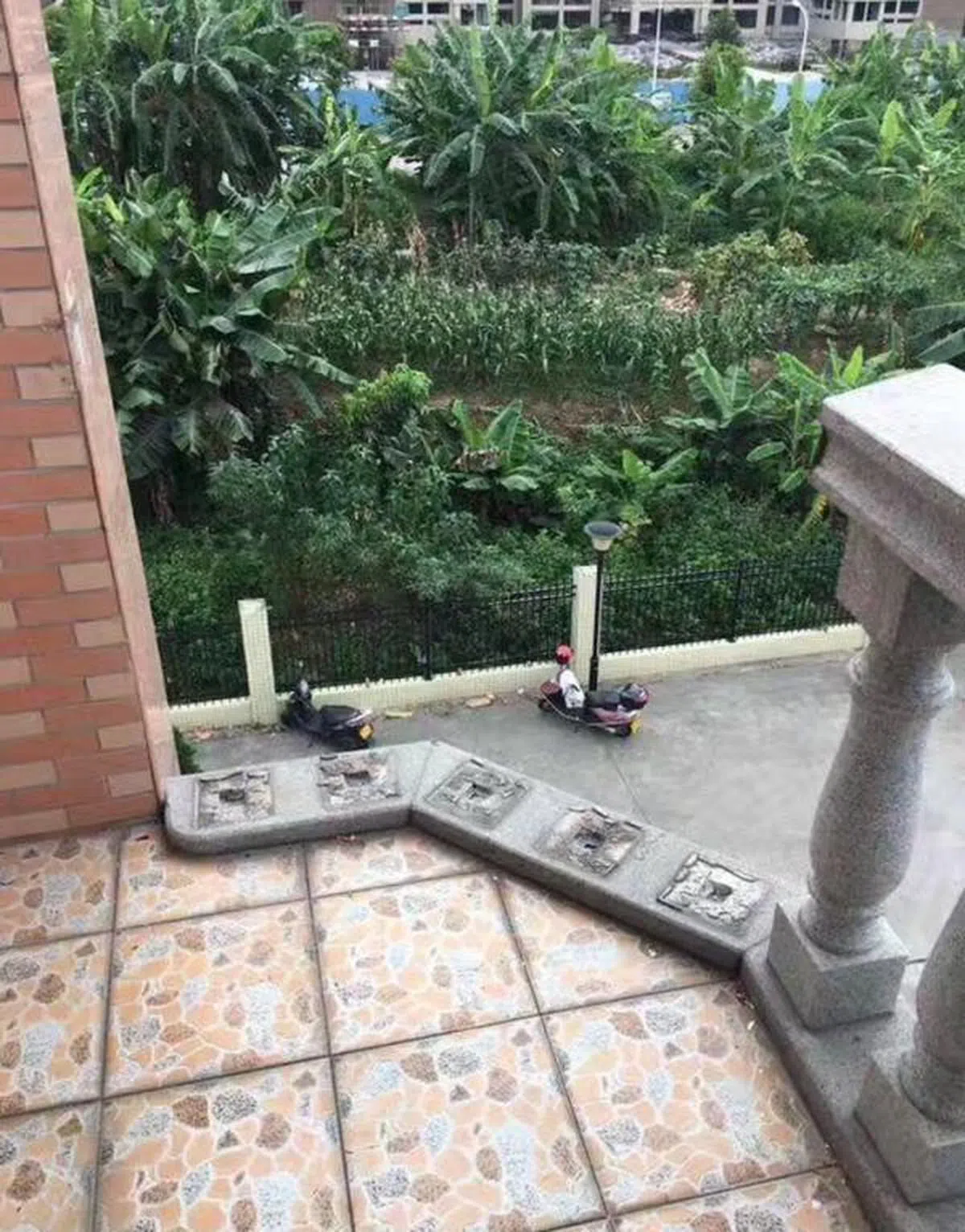  伴娘坠楼事发地点的民宅高四层，根据现场目击者的描述，伴娘是从四楼外阳台的栏杆坠楼而下，部分栏杆已经缺失。（互联网） 