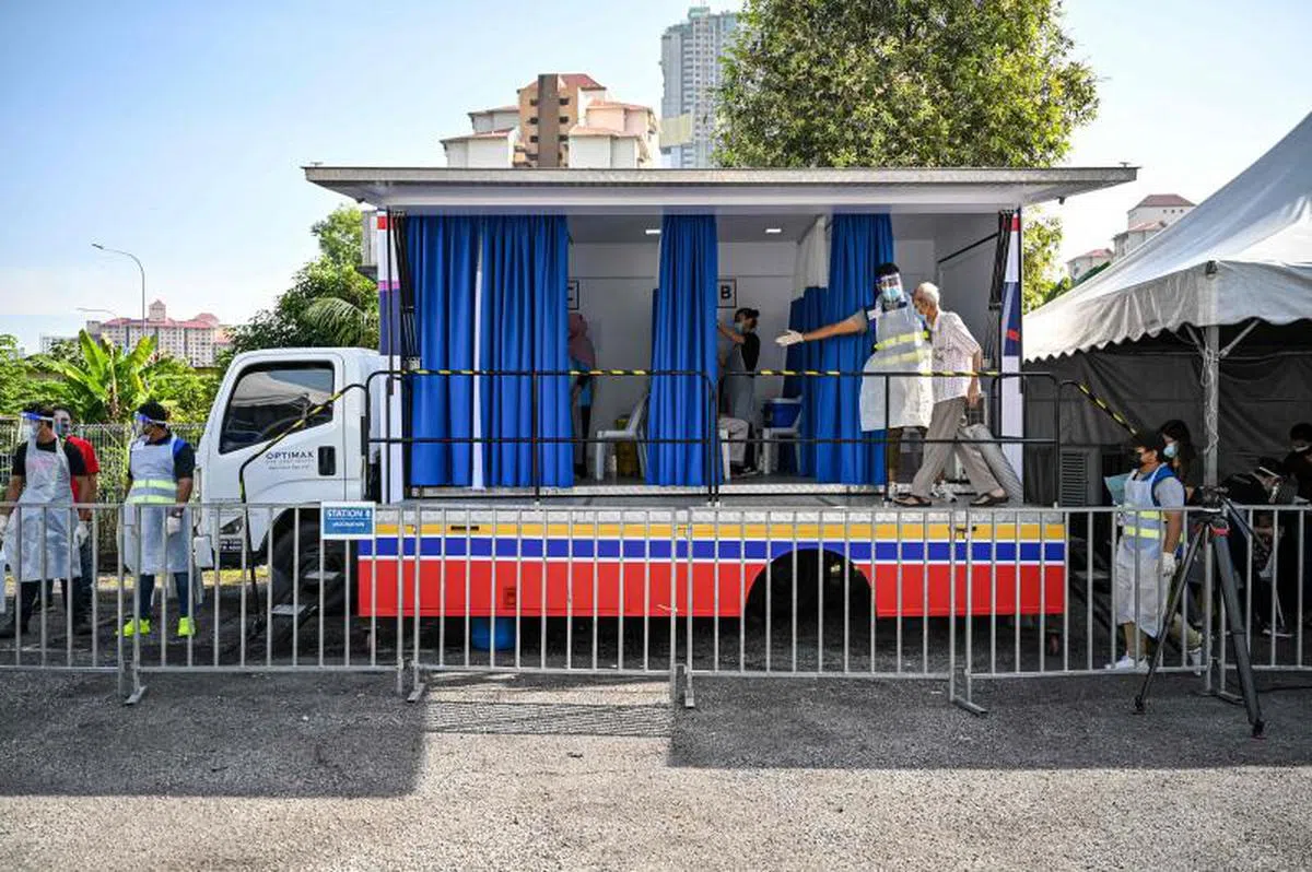  马国正加速接种计划。图为吉隆坡的一辆移动疫苗接种车。（法新社） 