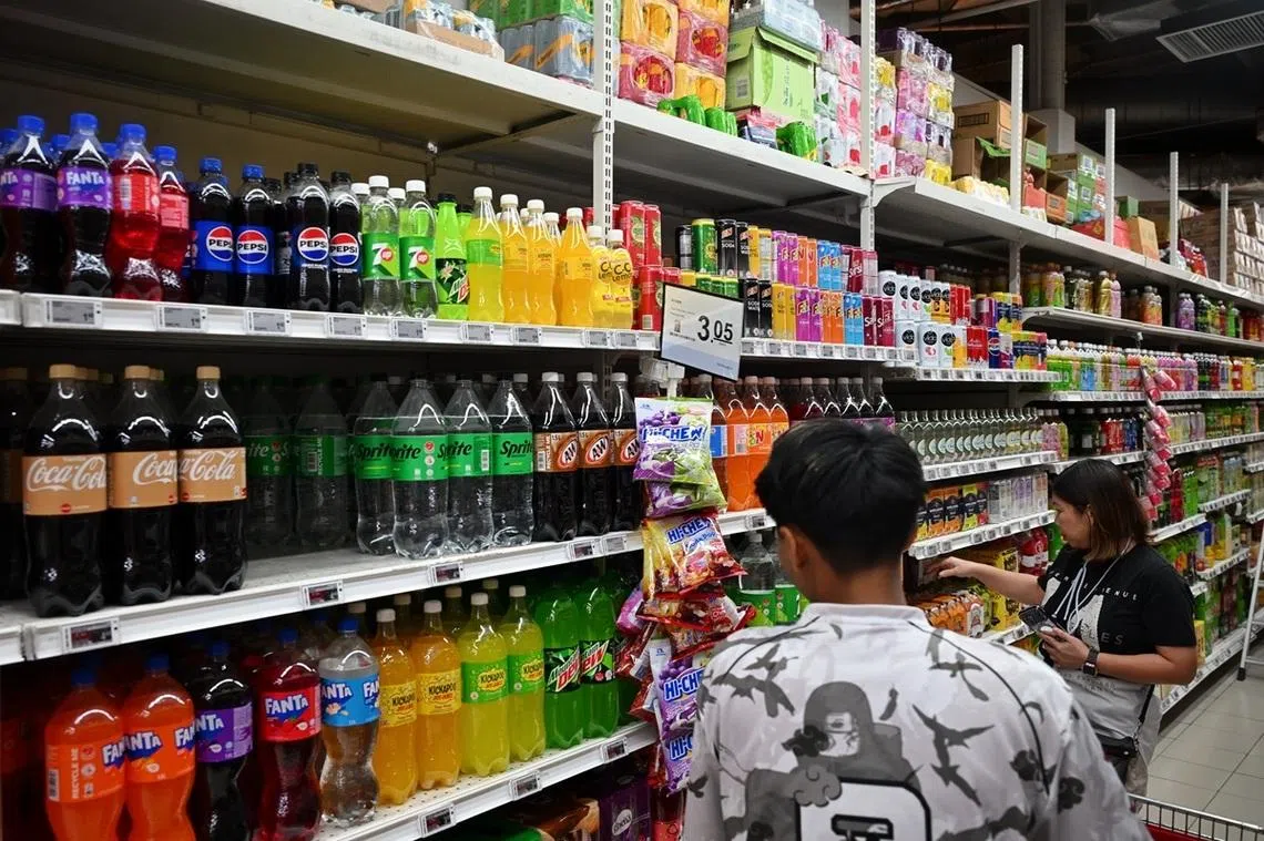 随着饮料瓶罐退费制从4月1日起逐步推行，公众购买印有押金标识的塑料瓶或铝罐饮料时，须支付1角押金，但将空瓶罐投入回收站后即可取回押金。