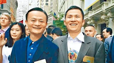 钱峰雷（右）与马云是挚友。（互联网）