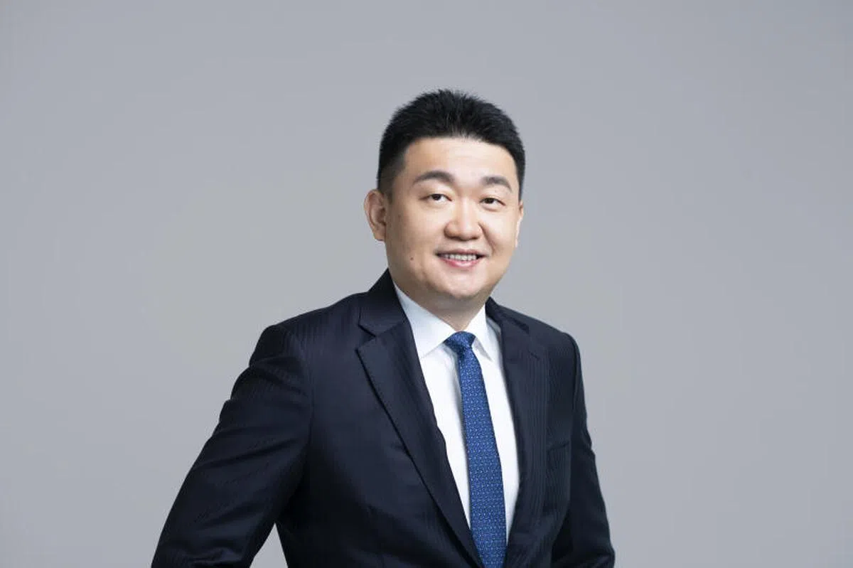 受益于冠病大流行病期间，《我要活下去》游戏和网上购物需求激增，集团股价曾一度大涨，李小冬身家更水涨船高，去年更一度登上彭博亿万富翁指数的新加坡首富宝座。不过，经历了腾讯的减持股权以及印度的禁令后，他身家大缩水，已经不再是我国首富。（新加坡全国奥委会提供）