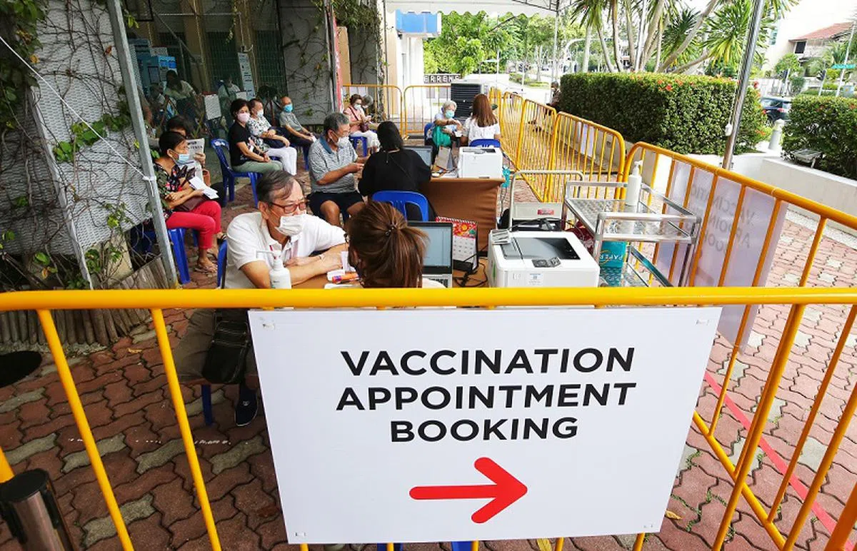 可以免费接种疫苗的新加坡民众，除了可以上网预约，也可以亲自到民众俱乐部预约。（联合早报） 