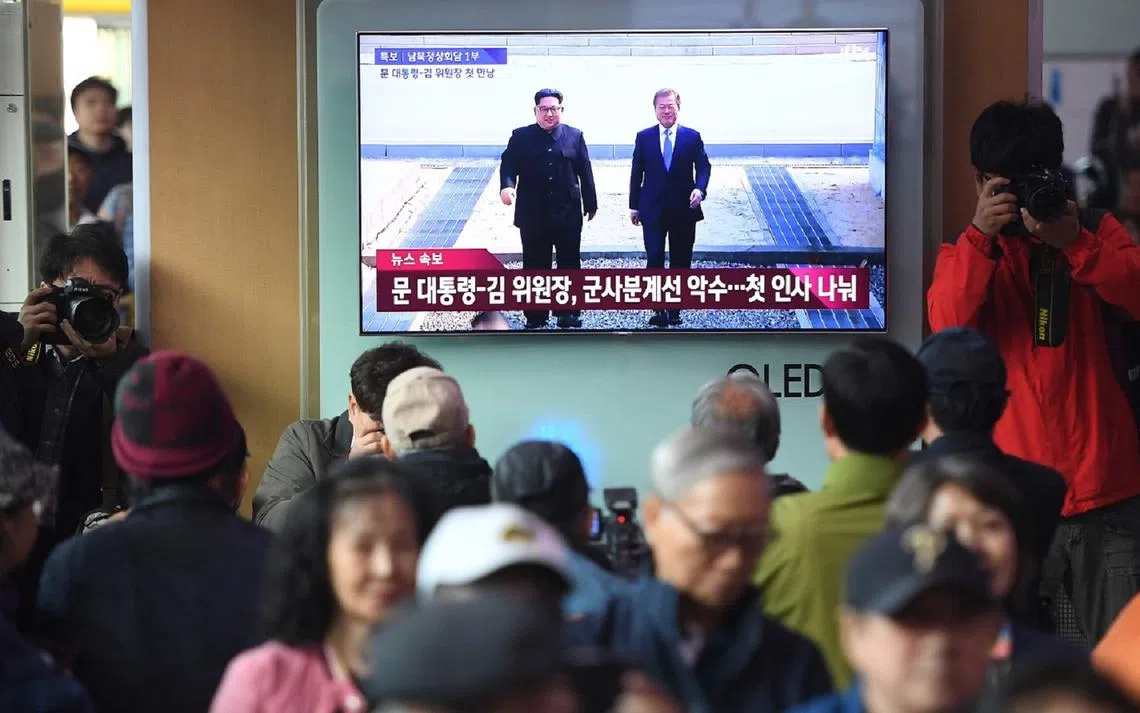 当天从电视直播看两人握手场面的韩国人一致说，“很感动。”周围有朋友甚至说，“当他们握手时，我的鸡皮疙瘩起了满身。”（法新社）