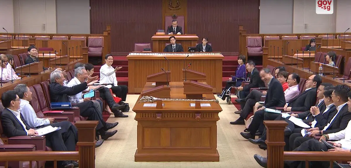  注意左边第一排，总理一直拿着平板电脑（视频截图） 