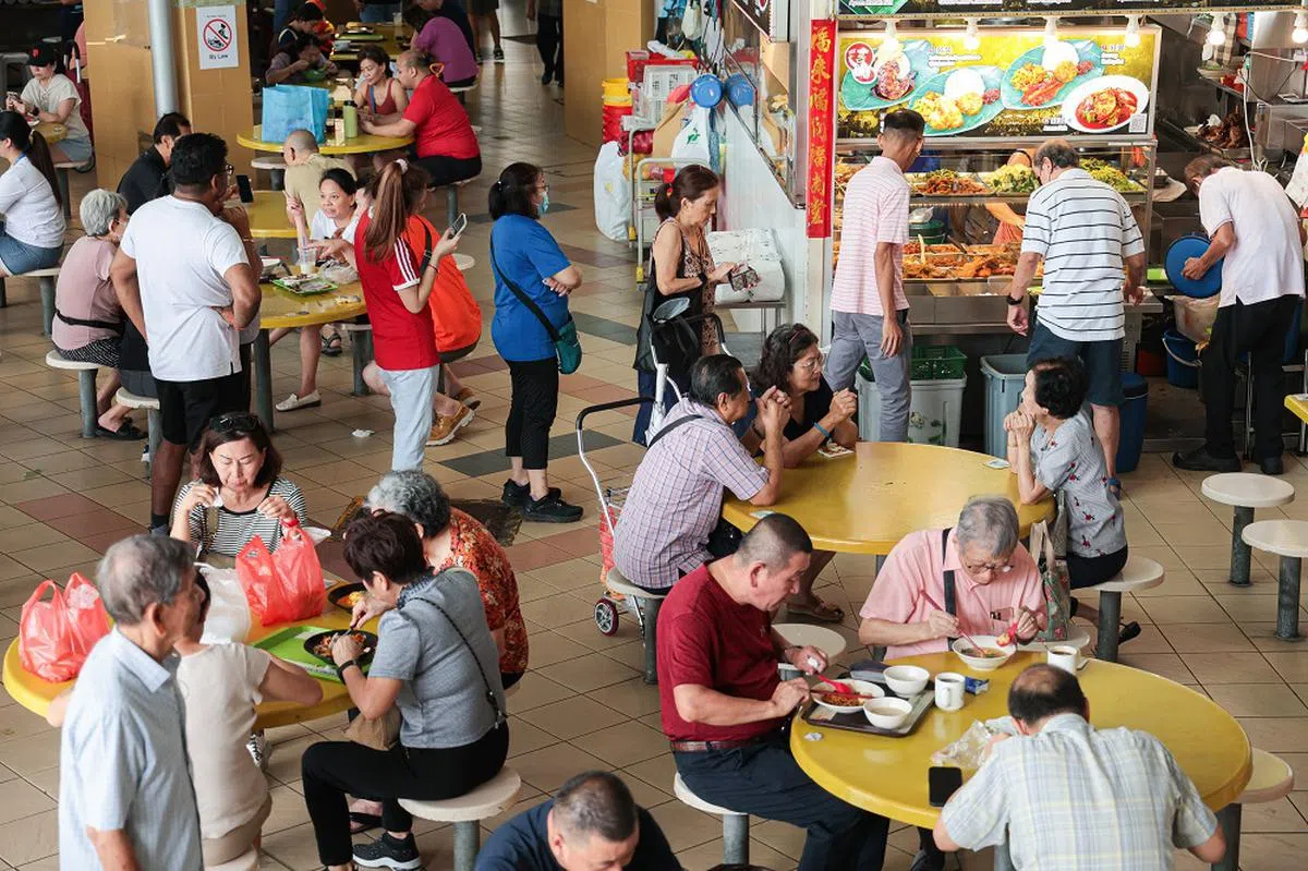 价格相对廉宜的小贩中心基本上已可满足国人的饮食需求。（联合早报）