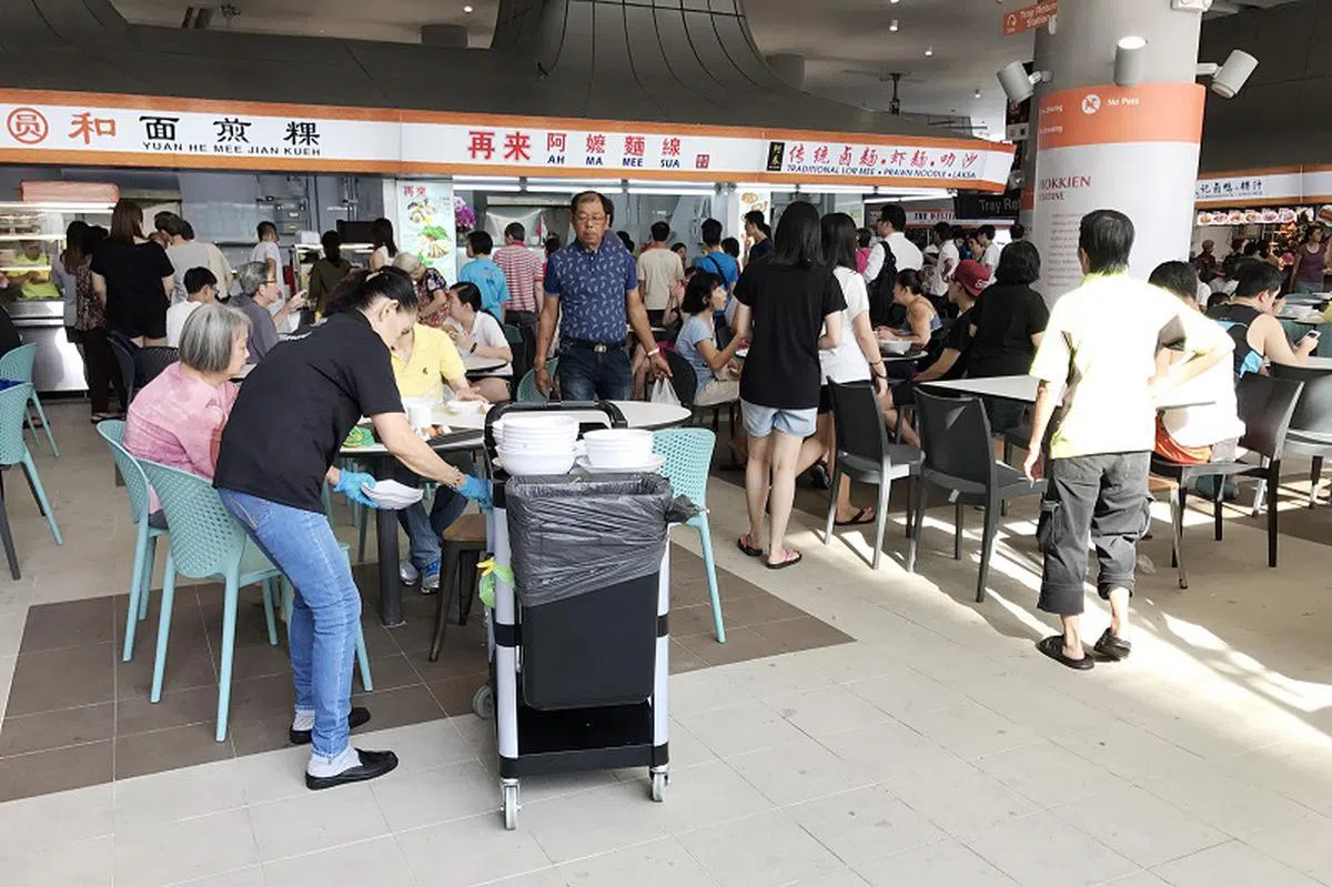  由职总富食客管理的海军部村庄（Kampung Admiralty）新熟食中心，虽强制规定食客自行归还碗盘，但目前仍只有一半的顾客愿意这么做。清洁工除了抹干净桌子，也会帮食客收碗盘。（新明日报） 
