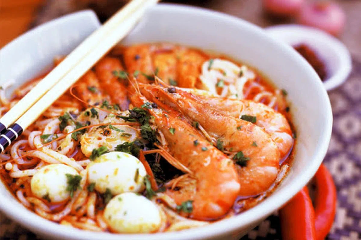  听说那里的招牌就是这碗“叻沙”（Laksa），看起来好好吃呀～（新加坡美爵乐斯酒店官网） 