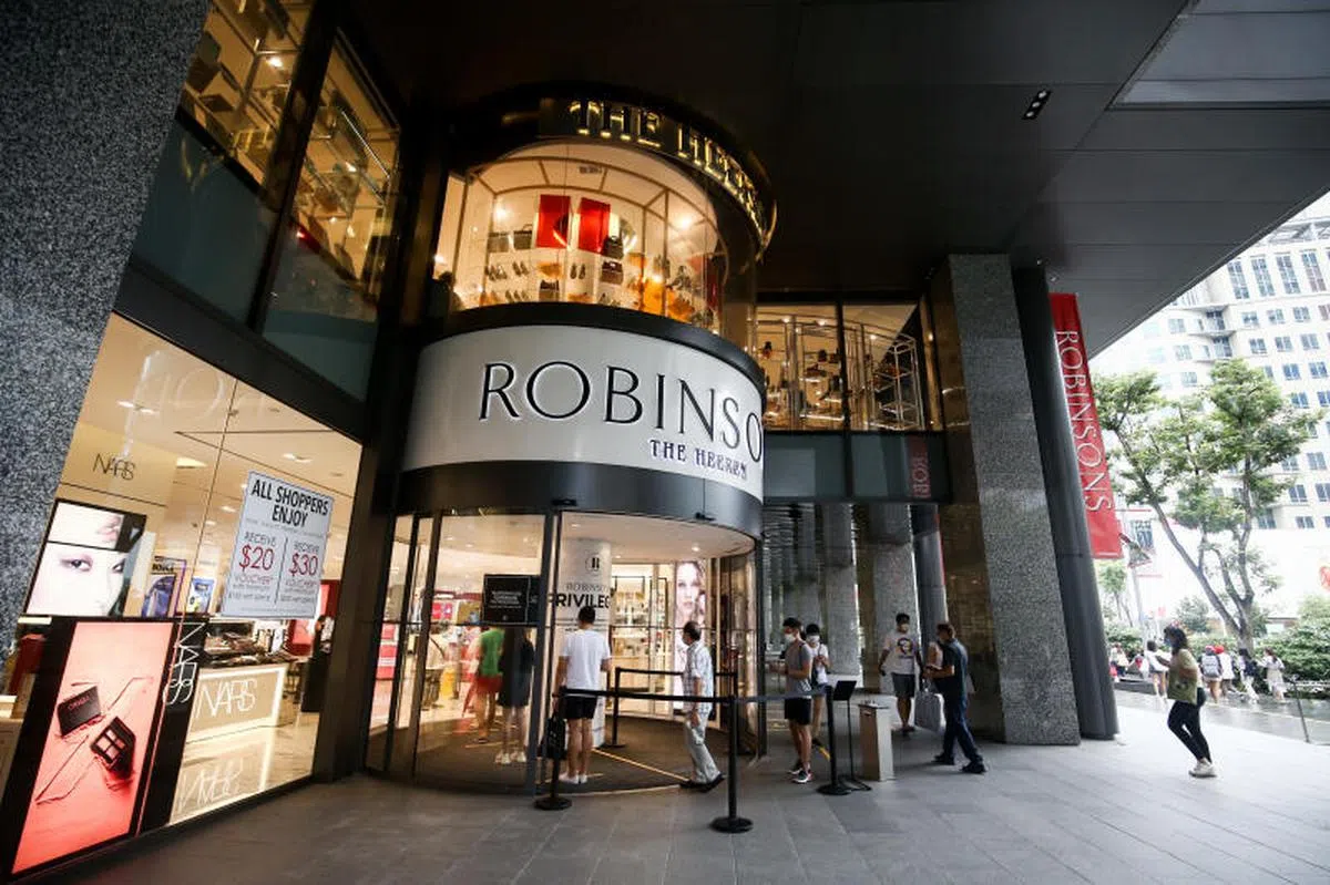  冠病疫情冲击零售业，上门的顾客也少了。（联合早报） 