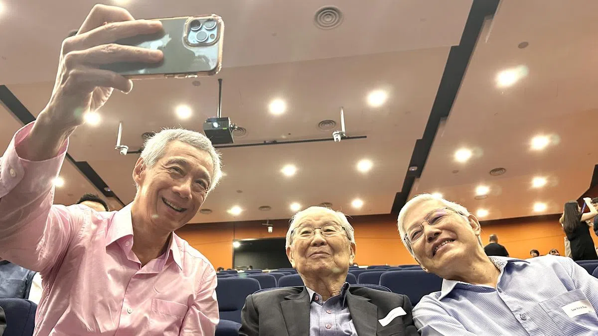 李显龙总理（左）今年4月与94岁的前环境发展部长王邦文（中）和前外交部第二部长李玉全（右）自拍合影。（李显龙脸书）