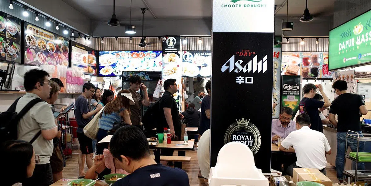 哈山厨房的摊位前排起人龙。（联合早报）