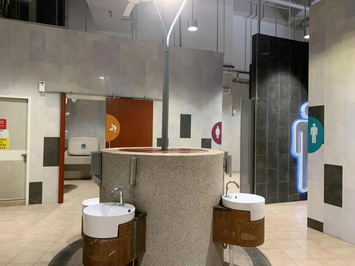  巴西立中路小贩中心厕所2019年在“康乐公厕计划”巴刹与小贩中心组别厕所中得分最高，被评为五星级厕所。（新明日报） 