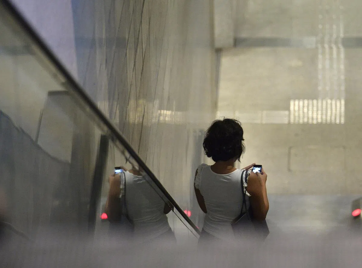 即使是使用手机的聊天应用，一些长辈也索性只用录音功能，主张“话多字少”的交流模式。（海峡时报）