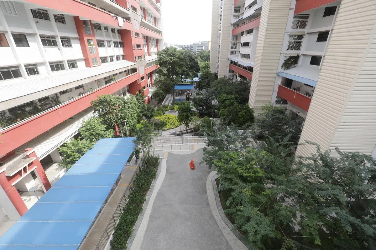  图为榜鹅居民把消毒洗手液和放在电梯内分享。没买到洗手液的你，就自求多福了。（联合晚报） 