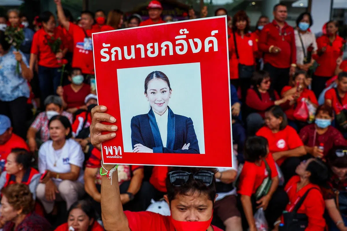 支持首相佩通坦的为泰党支持者走上街头声援佩通坦。（路透社）