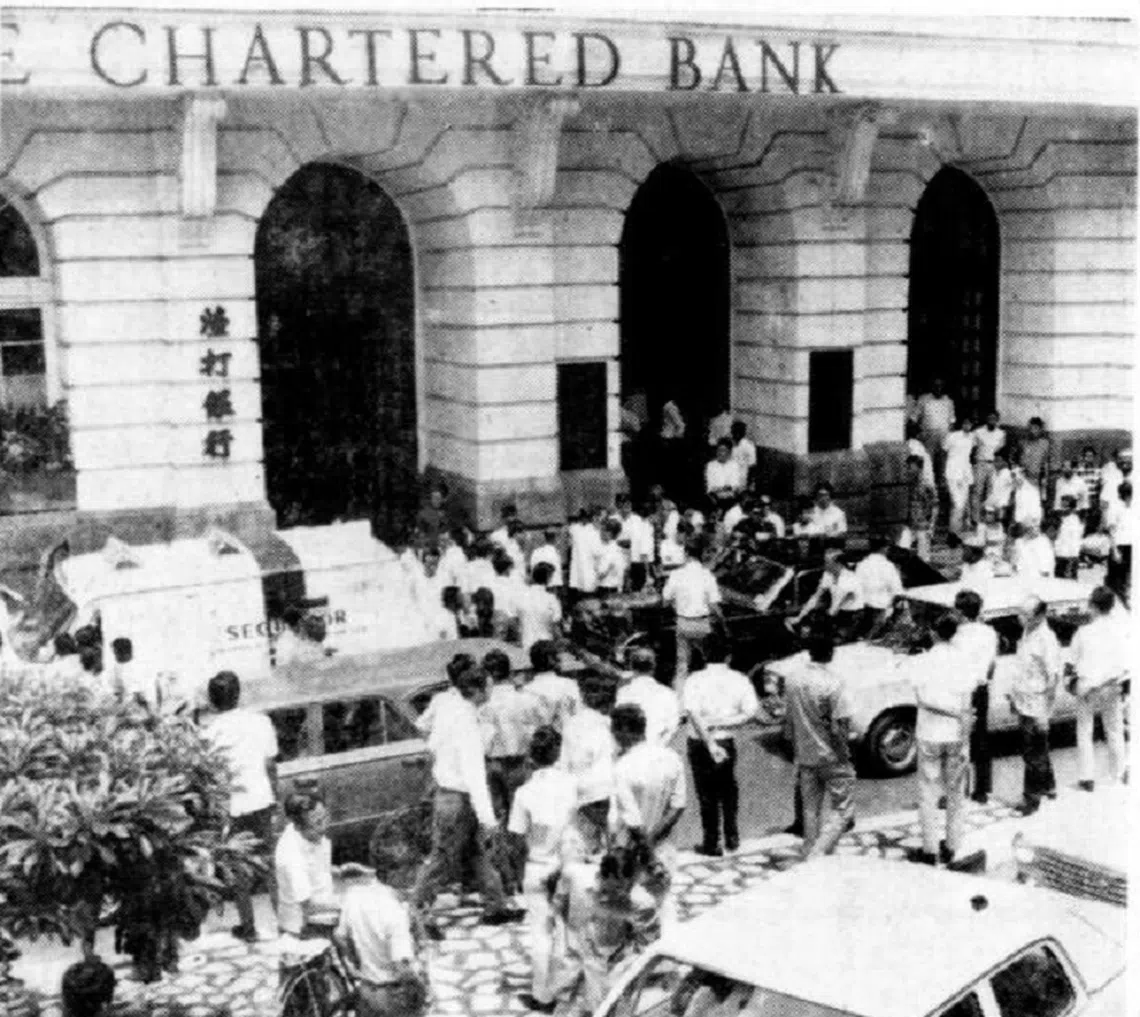 1970年10月30日上午，珊顿道闹市的百得利路渣打银行总行，三匪闪电掠走了装满近100万元钞票的钱箱，因提不动那么多钞票，竟将一大叠小钞“大派送”。过后，警方跟涉案的一个男子驳火，节外生枝，爆出案中案，导致两名警官离职。（newspaperSG）