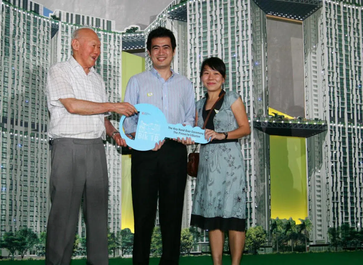  从已故建国总理李光耀手中接过新屋钥匙的1B座幸运居民。（联合早报） 