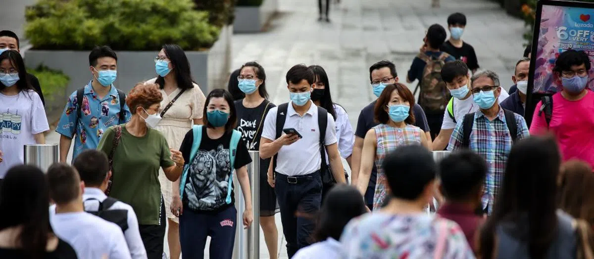 政府若要进一步降低冠病感染率，就可能得再实施一些限制，例如要求公众在户外戴口罩。（联合早报）