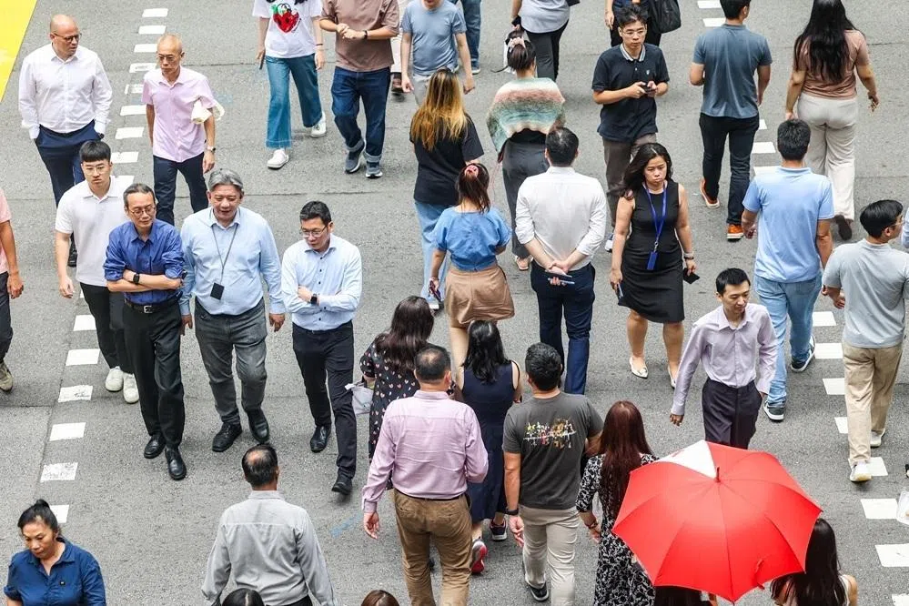 新加坡将在2026年7月1日将法定退休年龄从63岁提高至64岁，重新雇佣年龄上限从68岁提高至69岁。