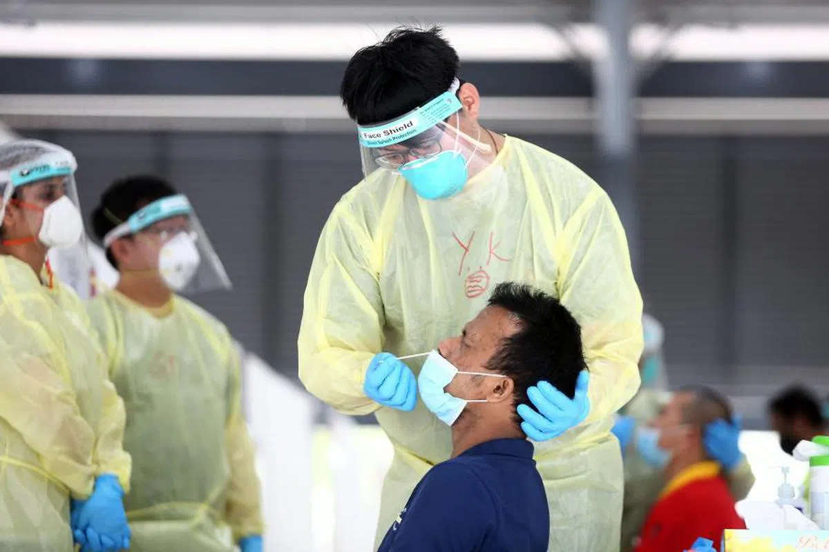 保健促进局存有疏漏，导致部分拭子检测人员在合约结束后仍继续拿到工钱。图非当事人。（联合早报）