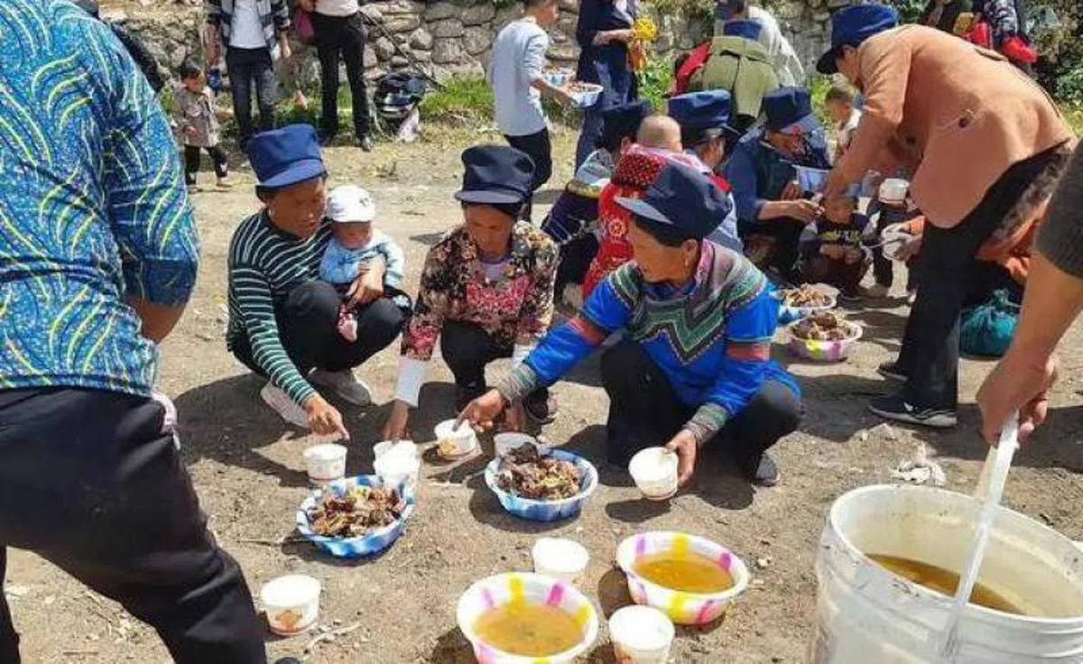 蹲地就餐的情况。（互联网）