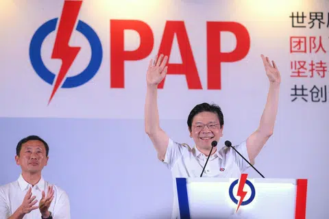 黄循财总理4月24日晚上在人民行动党首场群众大会上，盛赞到场站台的卫生部长王乙康（左）是他的好朋友，也是担任公务员时的同事。（海峡时报）