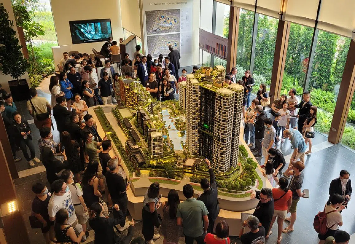 参观公寓示范单位的潜在买家，有越来越多年轻夫妇和单身者。（联合早报）