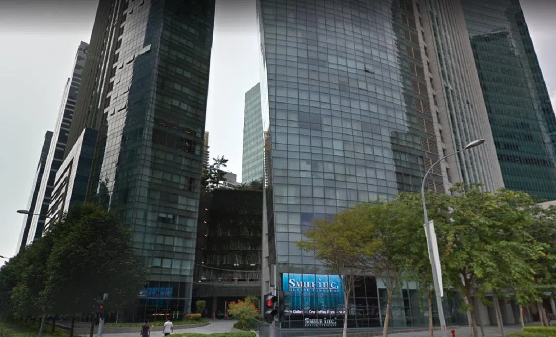 在滨海舫的其中一个主“入口”边上挂上蓝色LED招牌的Smile Inc牙医诊所被管委会认为有碍观瞻，影响整体物业形象。（谷歌地图）