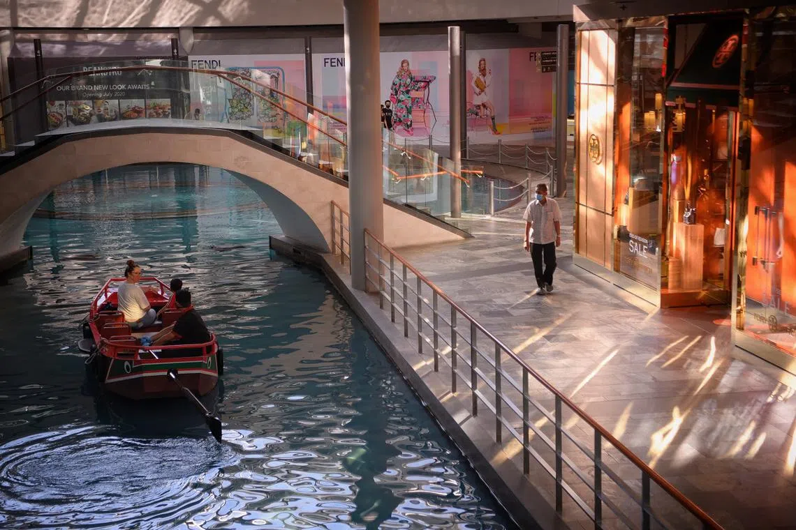 滨海湾金沙商场依然萧条，但已经有访客开始坐上摆渡船。（海峡时报）