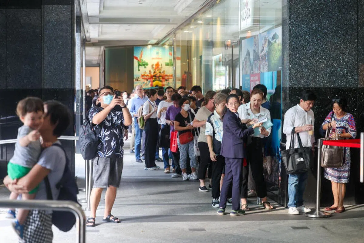新中航班大增，民众排长龙申请赴华签证。2023年4月10日早上，位于罗敏申路的中国签证申请服务中心大排长龙。不少公众临时决定去中国，无奈预约不到办理签证的时间，只好特地早起到中国签证申请服务中心排队。中心人员发放“时间卡”，安排他们在不同的时间段回到中心办理签证手续。（联合早报）