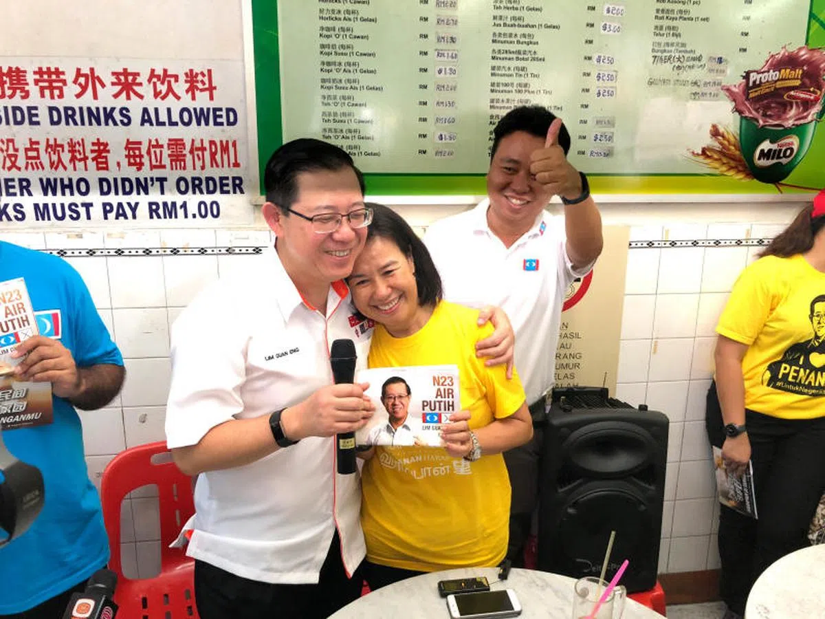  2018年马来西亚大选期间，时任槟州首长及民行党秘书长林冠英公开感谢太太周玉清每天在其选区跑动和拜票，给妻子一个温暖的拥抱。（联合早报） 