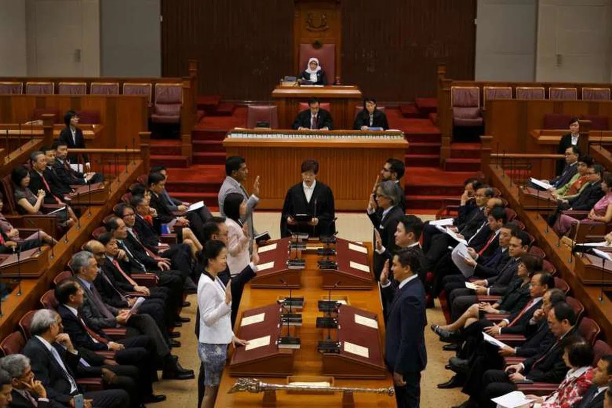  新加坡国会议员在2016年1月15日宣誓就任。（国会网站） 