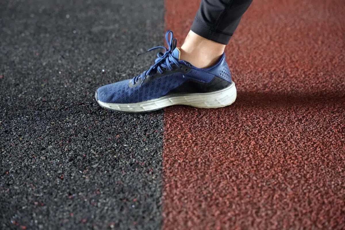 ActiveSG体育村@裕廊镇内的888米跑道，就是用这些旧鞋打磨成的橡胶颗粒铺成（黑色部分）。跑道为了更美观，一般会铺上令一层可染色的原生橡胶（红色部分）。（联合早报）