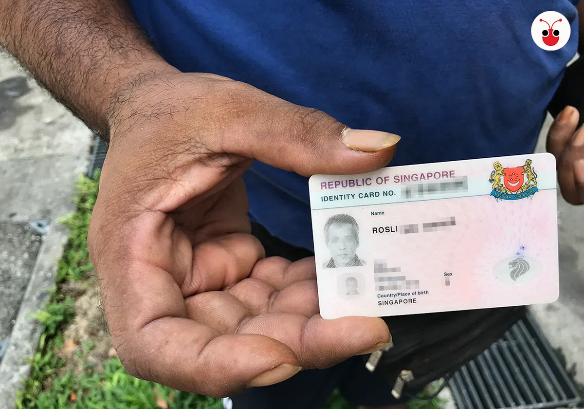  罗斯里拿出身份证，证明他是土生土长的新加坡人。（卢凌之摄） 