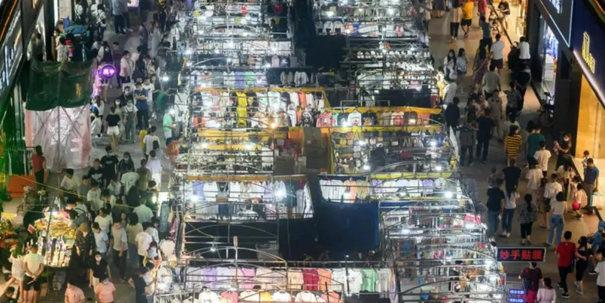 摆地摊不卖自己，还有很多东西可以卖。（小红书）